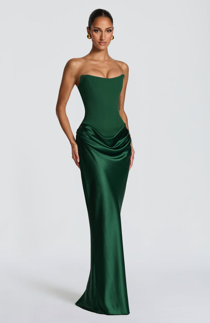 Vestido largo verde esmeralda sin tirantes con drapeado en la falda y silueta entallada