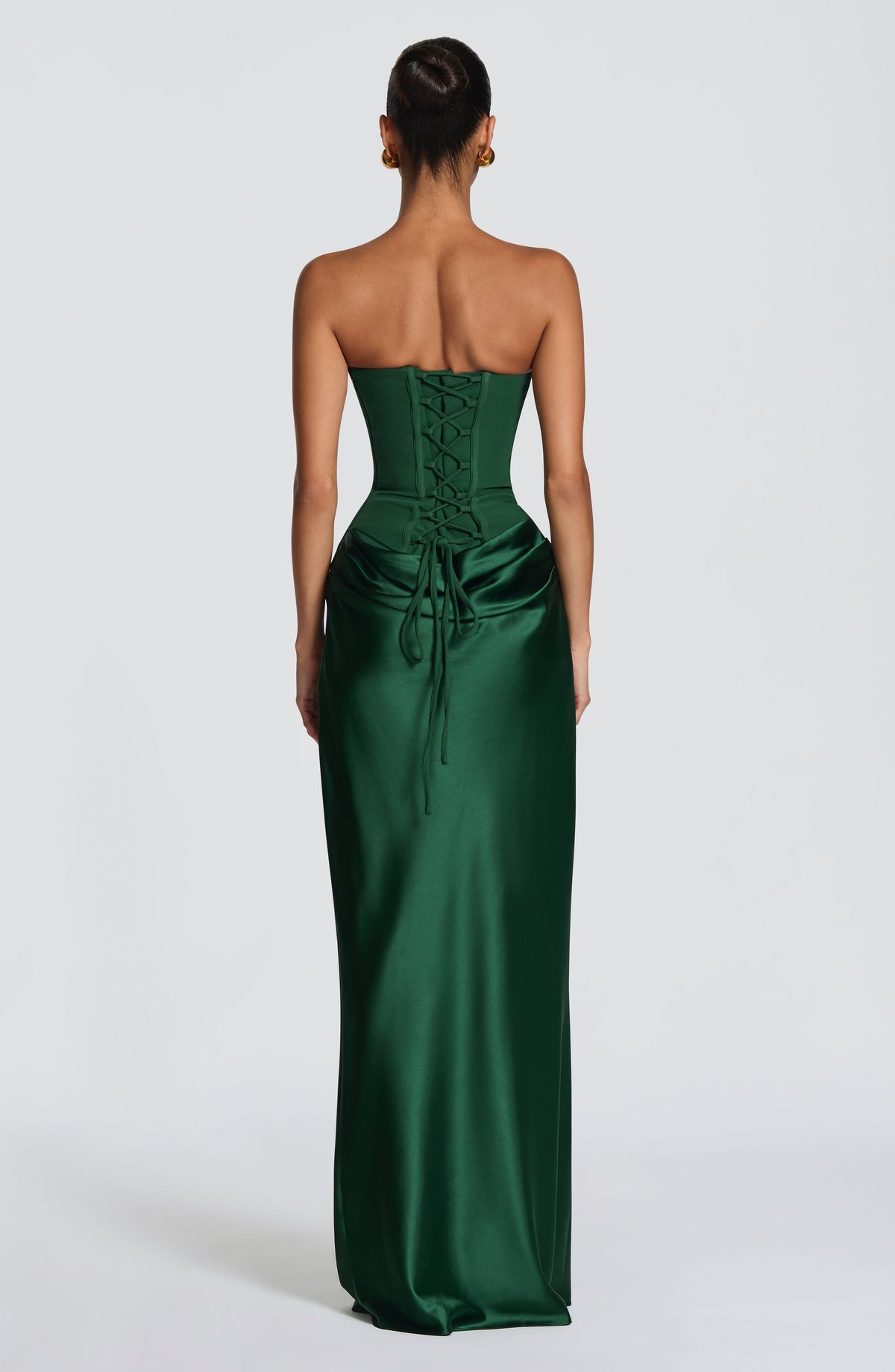 Vestido largo verde esmeralda sin tirantes con espalda descubierta y cordones en la cintura