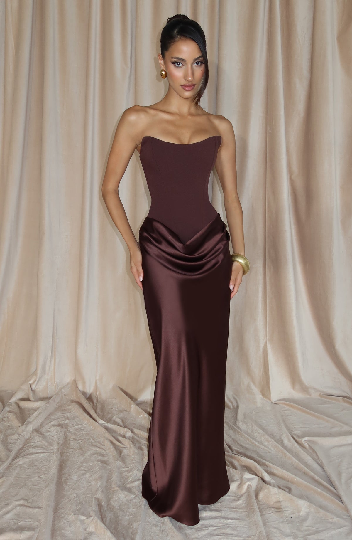 Vestido MAGGIE largo satinado sin tirantes, corsé ajustado y drapeado en la cintura, marrón.