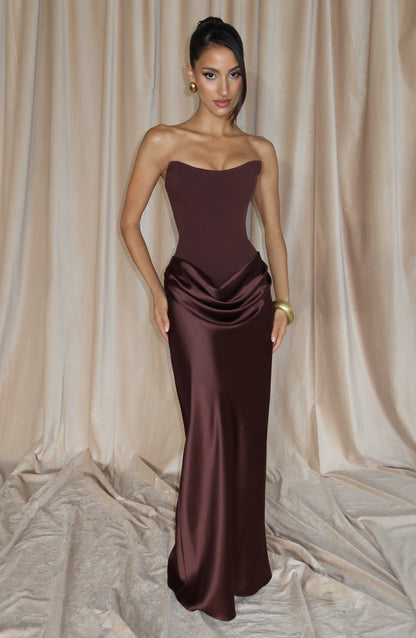 Vestido MAGGIE largo satinado sin tirantes, corsé ajustado y drapeado en la cintura, marrón.