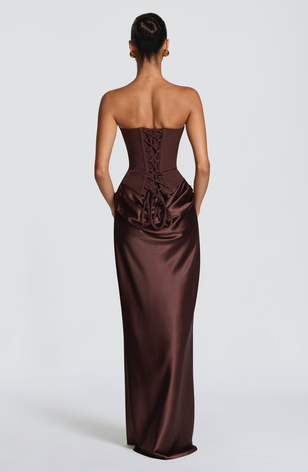 Vestido MAGGIE satinado tipo corsé con espalda descubierta y drapeado fruncido en la cintura, marrón.