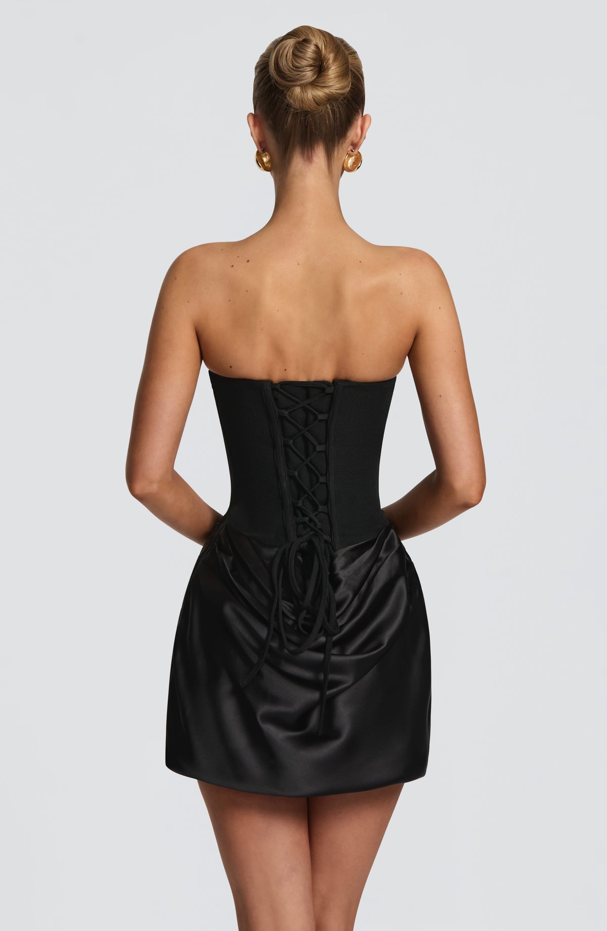 Vestido negro palabra de honor con espalda tipo corsé y frunces drapeados