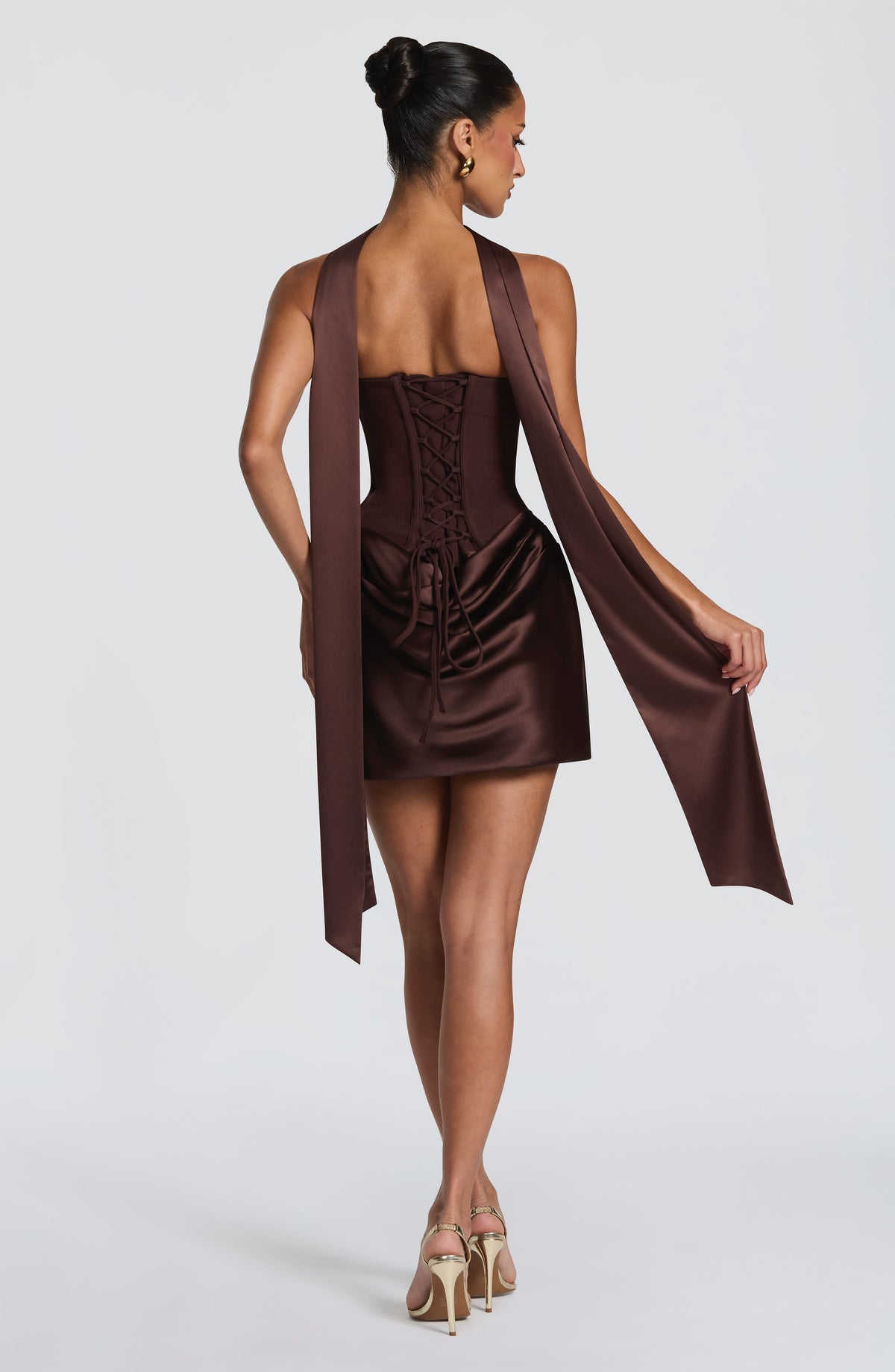 Vestido corto satinado marrón oscuro con espalda de cordones y falda con abertura.