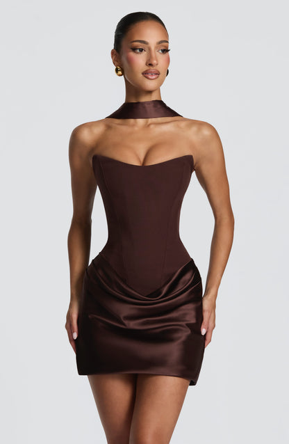 Vestido corto satinado sin tirantes, corte entallado y drapeado frontal, marrón oscuro.