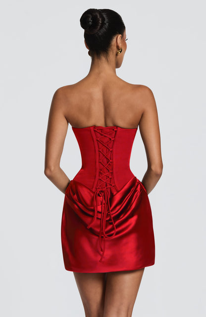 Vestido rojo corto con espalda descubierta y cordones decorativos en el centro
