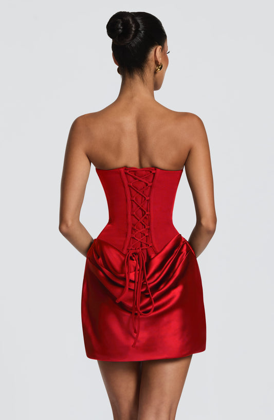 Vestido rojo corto con espalda descubierta y cordones decorativos en el centro