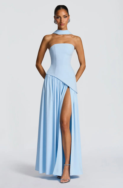Vestido largo sin tirantes azul claro con abertura lateral y capa ligera