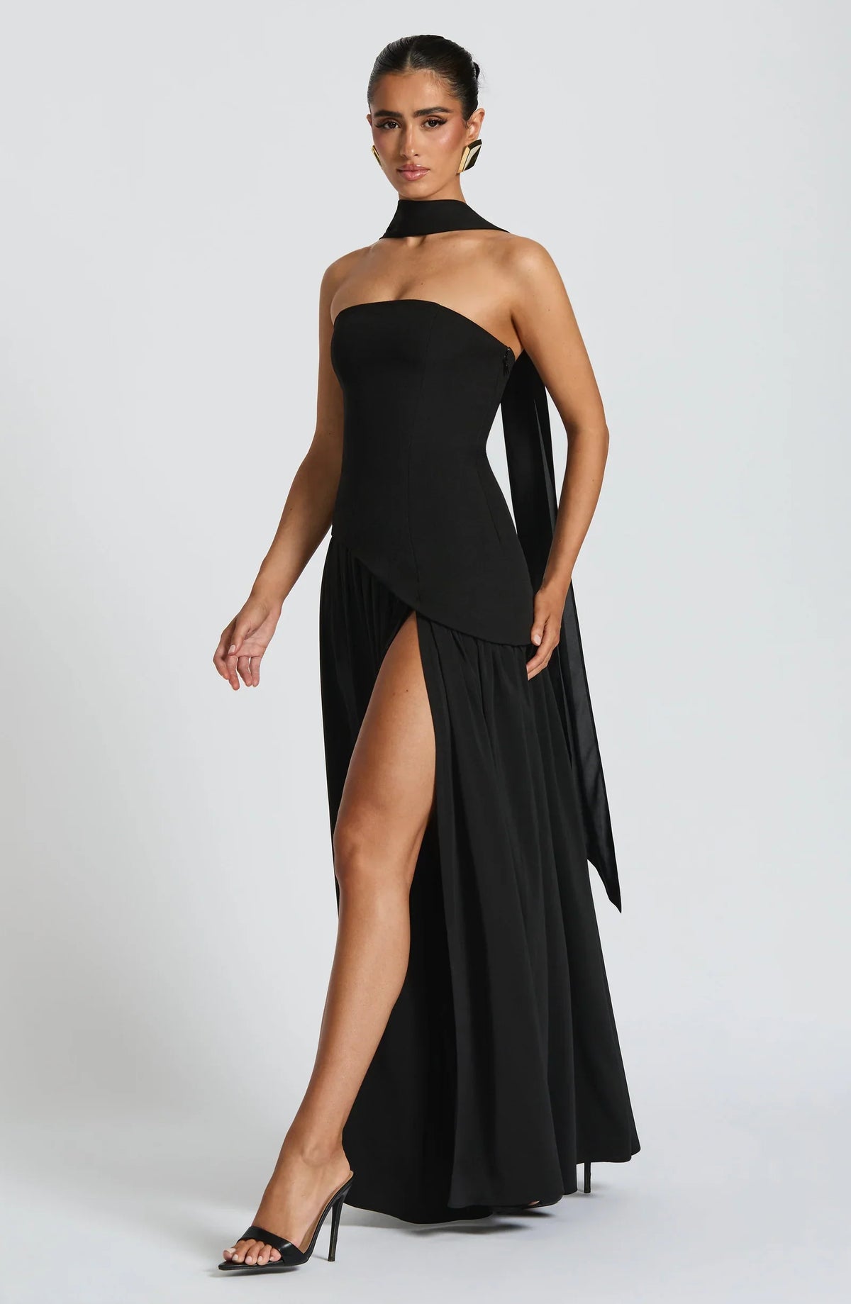 Vestido largo sin tirantes negro con abertura lateral y drapeado cruzado