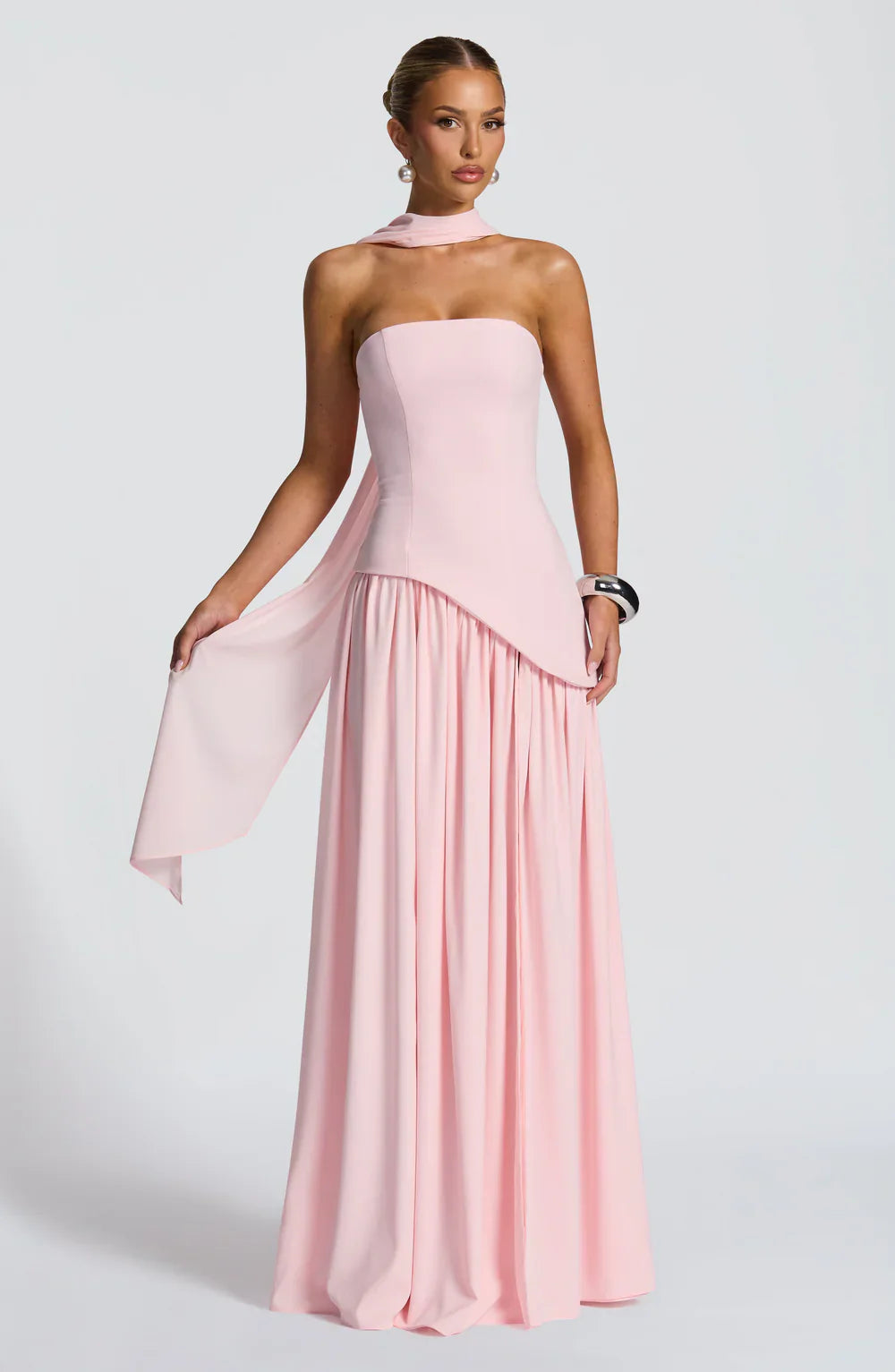 Vestido largo sin tirantes rosa pálido con abertura lateral y caída suave