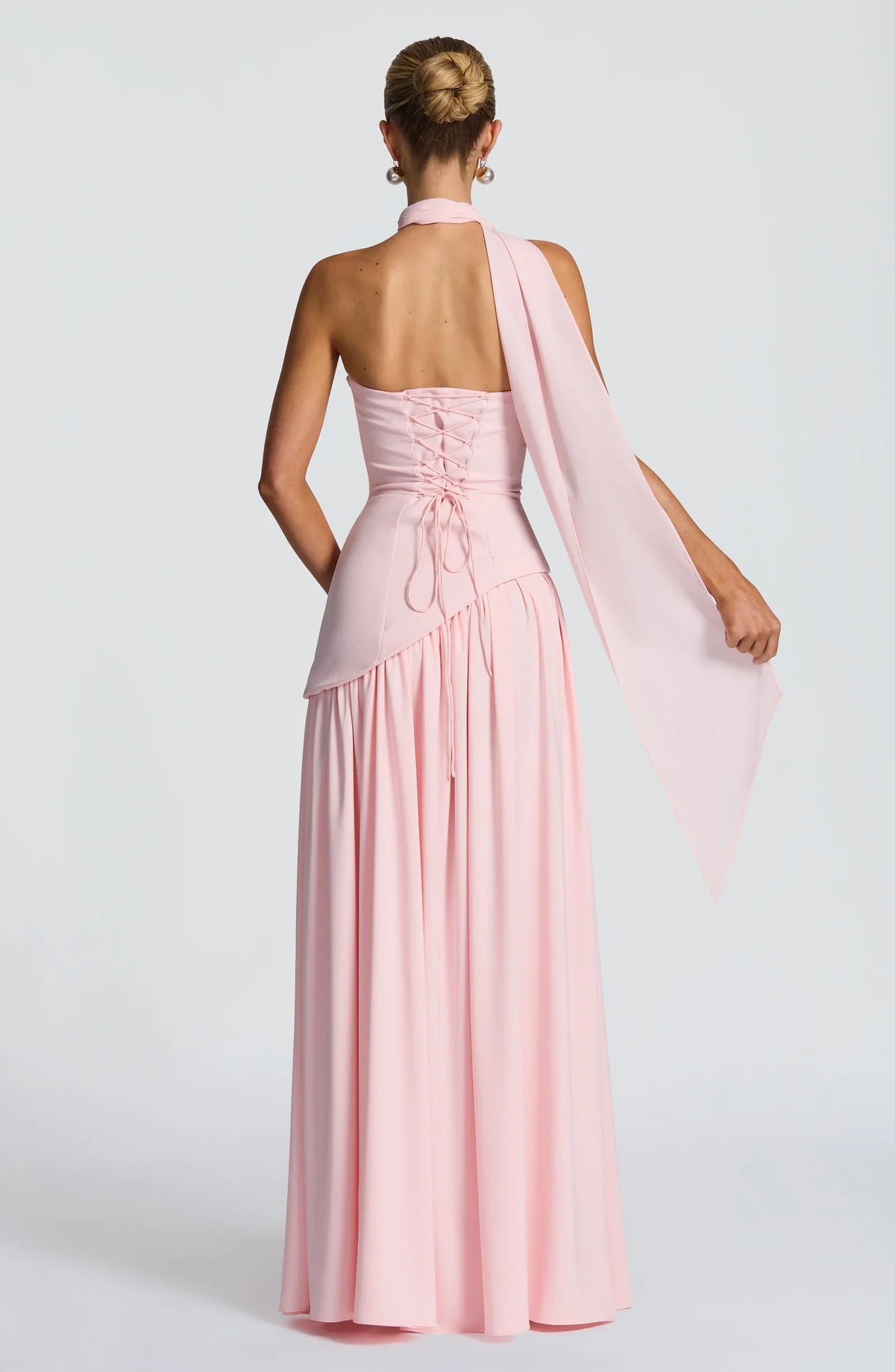 Vestido largo rosa pálido sin tirantes con espalda abierta y capa suelta