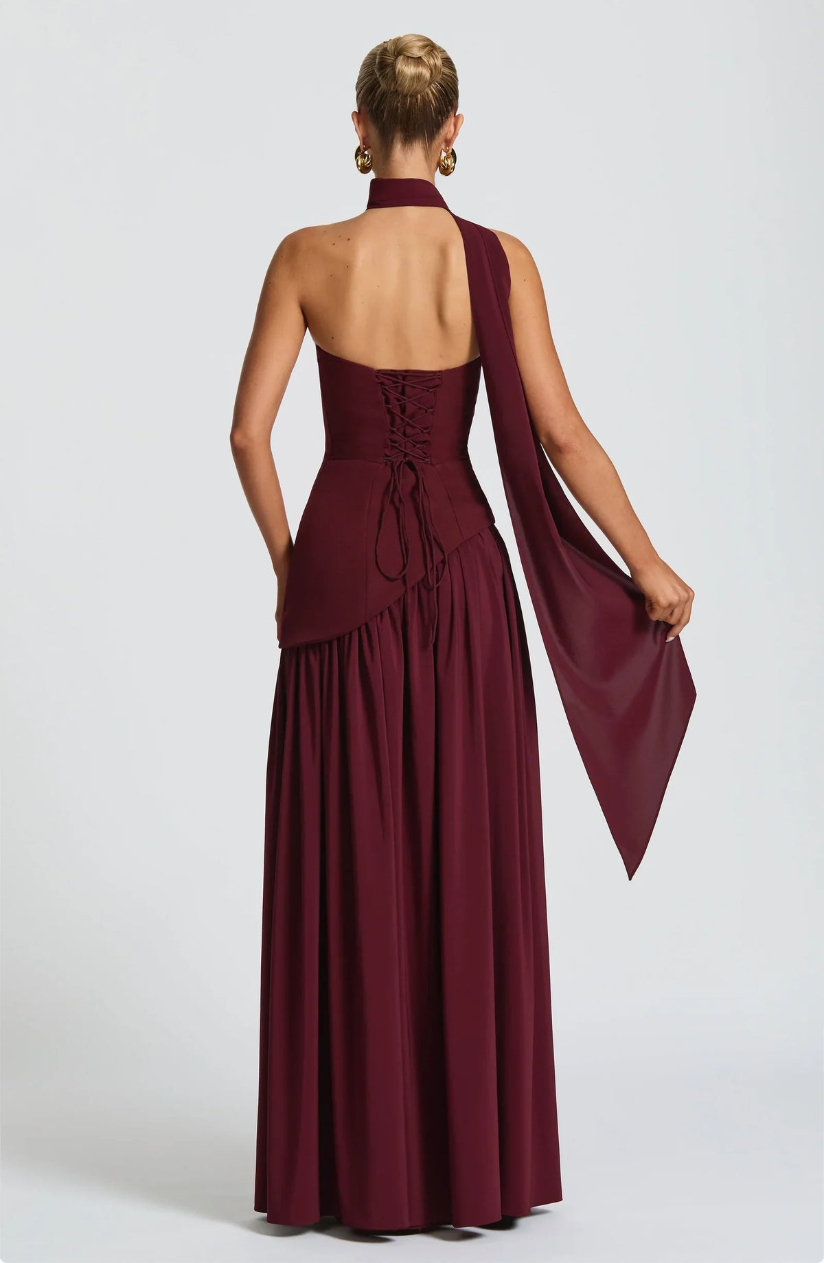 Vestido largo burdeos sin tirantes con espalda abierta y falda fruncida