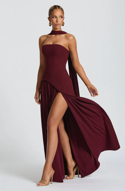 Vestido largo sin tirantes burdeos con abertura lateral y falda drapeada