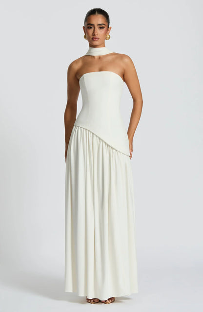 Vestido largo sin tirantes blanco con abertura lateral y falda fruncida