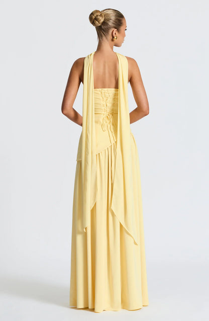 Vestido largo amarillo claro sin tirantes con detalle fruncido en la espalda