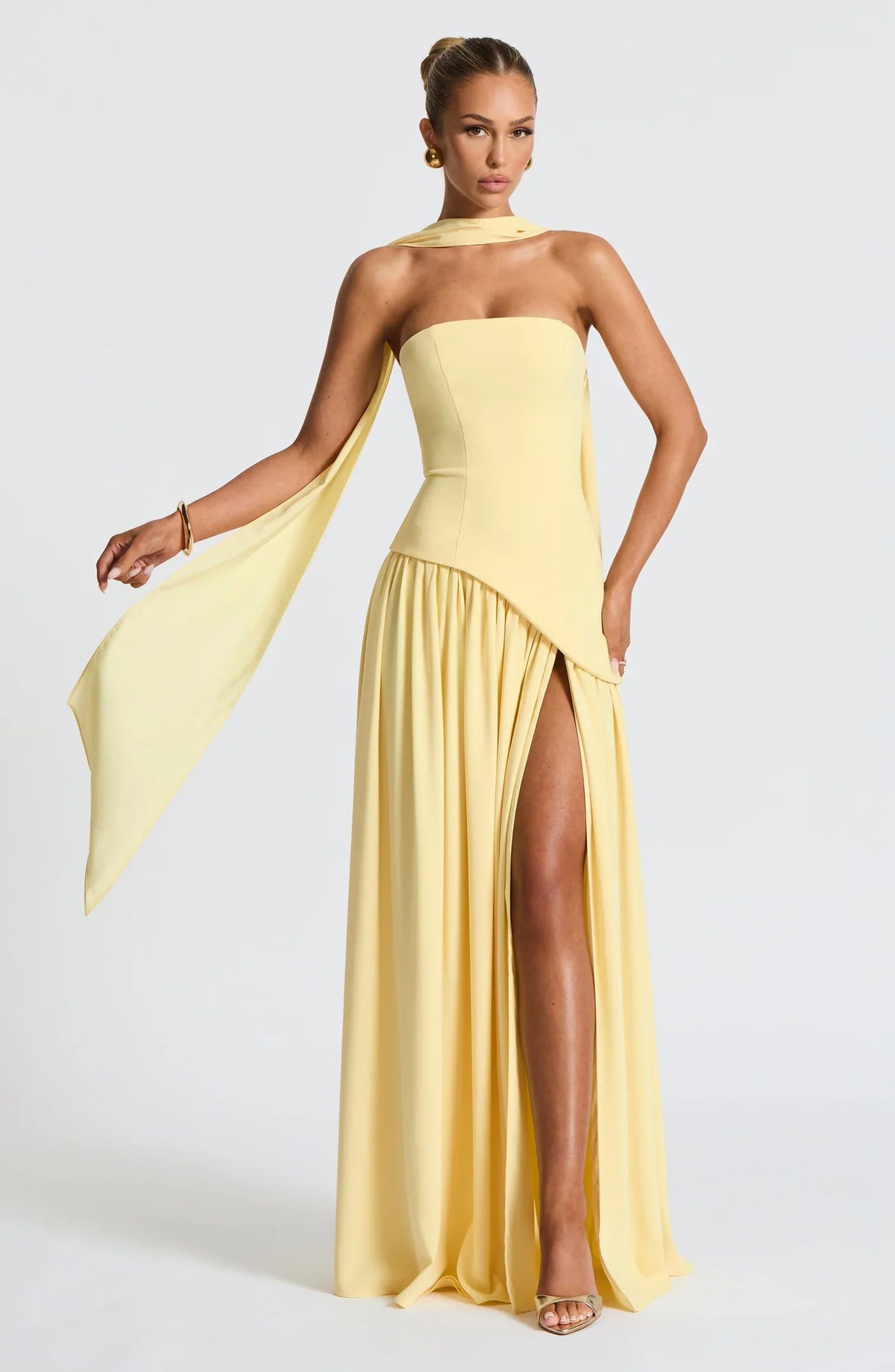 Vestido largo sin tirantes amarillo claro con abertura lateral y capa suelta