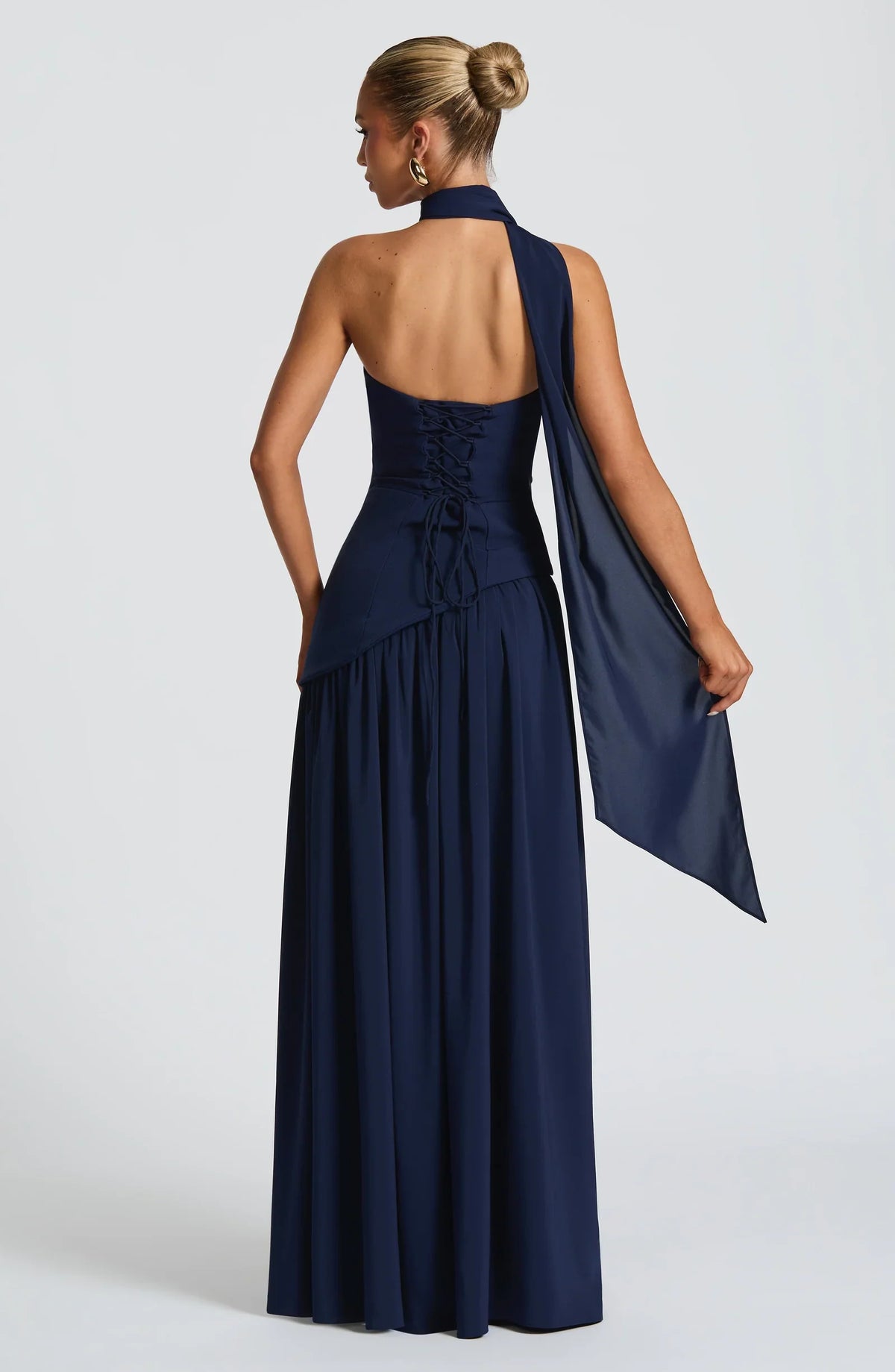 Vestido largo azul marino sin tirantes con espalda abierta y falda fruncida