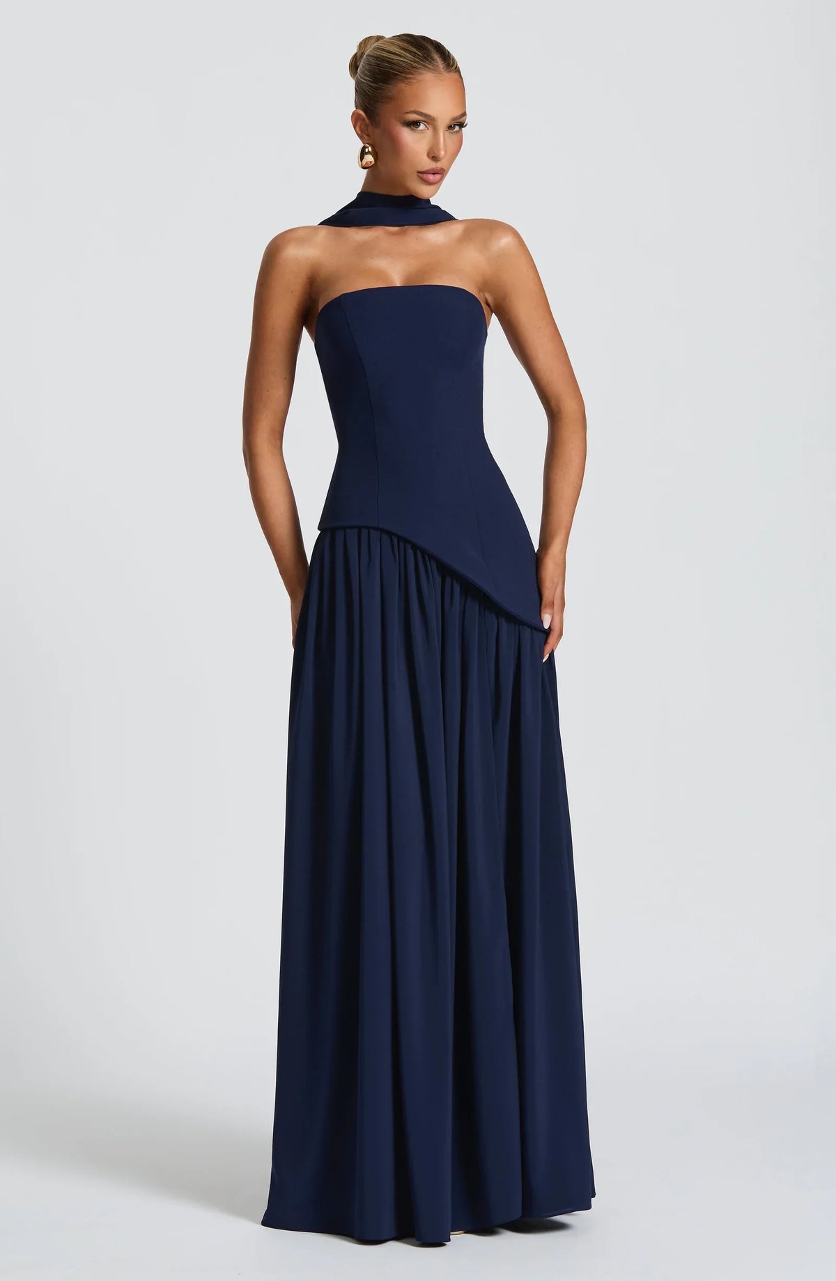 Vestido largo strapless azul marino con abertura lateral y falda con frunces