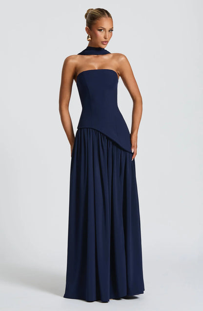 Vestido largo strapless azul marino con abertura lateral y falda con frunces