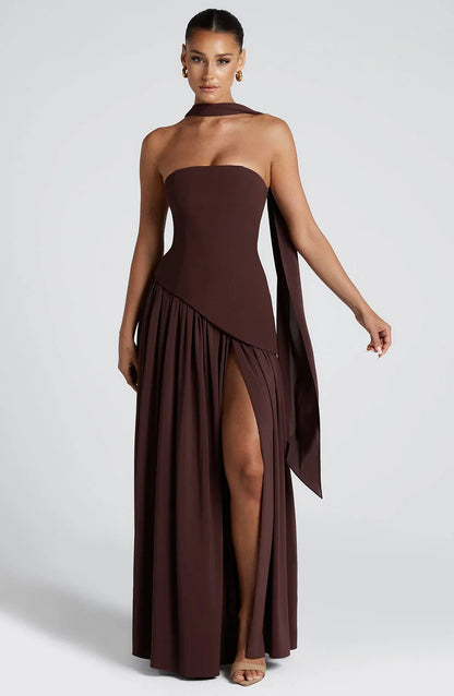 Vestido largo sin tirantes marrón oscuro con abertura lateral y falda drapeada