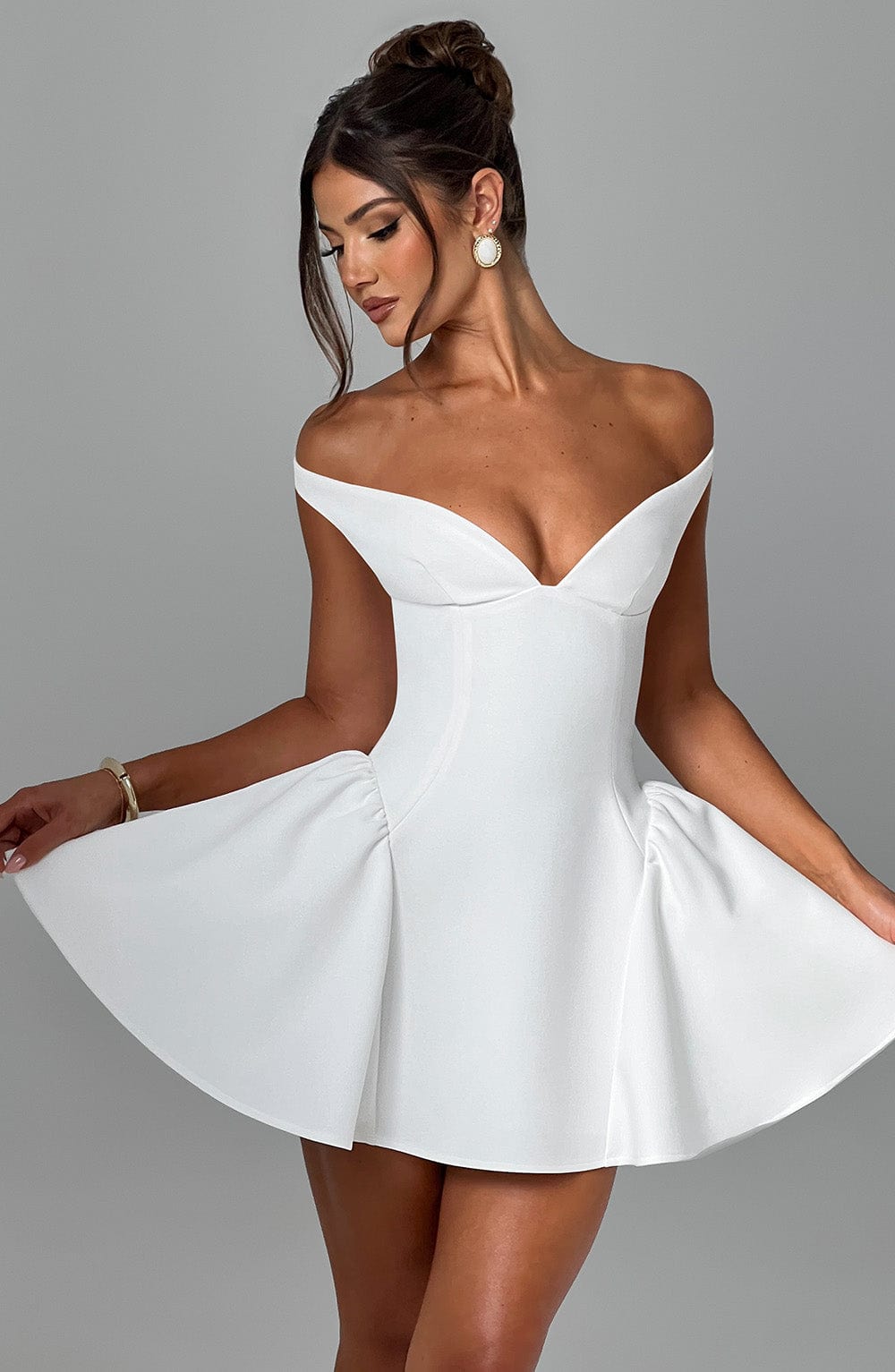 Vestido blanco con escote corazón y falda evasé con pliegues laterales