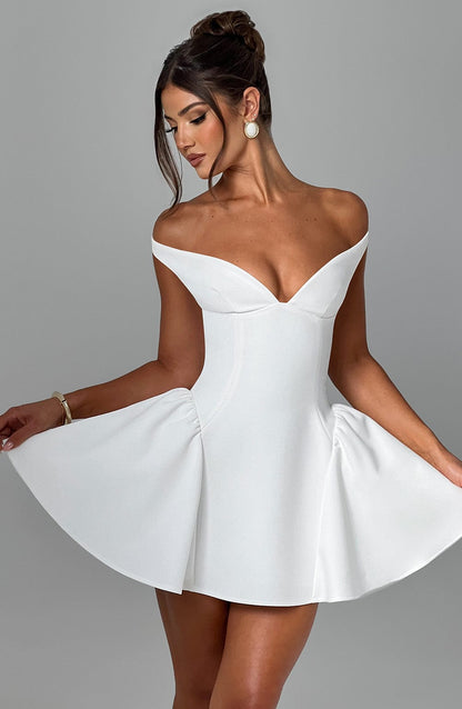 Vestido blanco con escote corazón y falda evasé con pliegues laterales