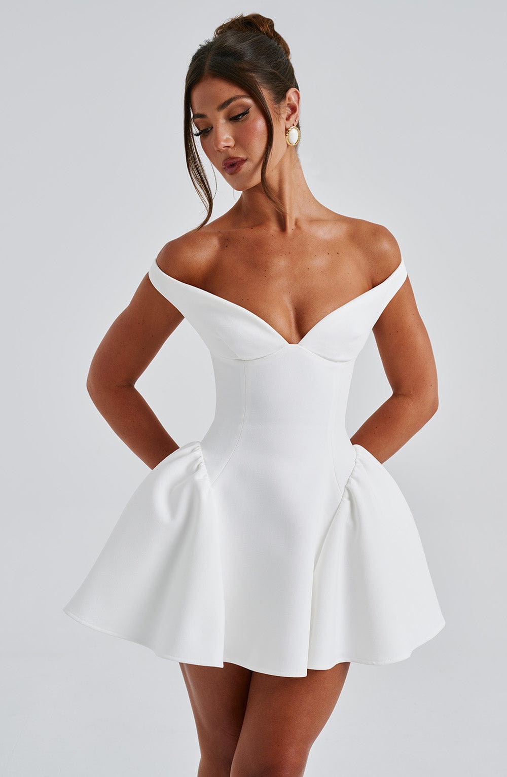 Vestido blanco off-shoulder con escote corazón y falda acampanada con volumen