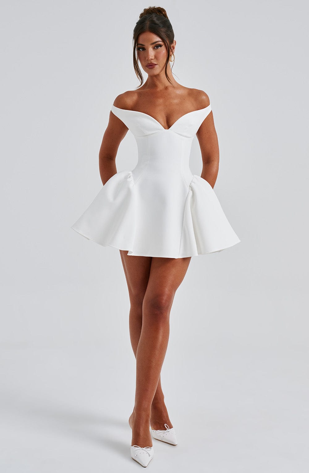 Vestido blanco con hombros descubiertos, escote corazón y falda corta acampanada