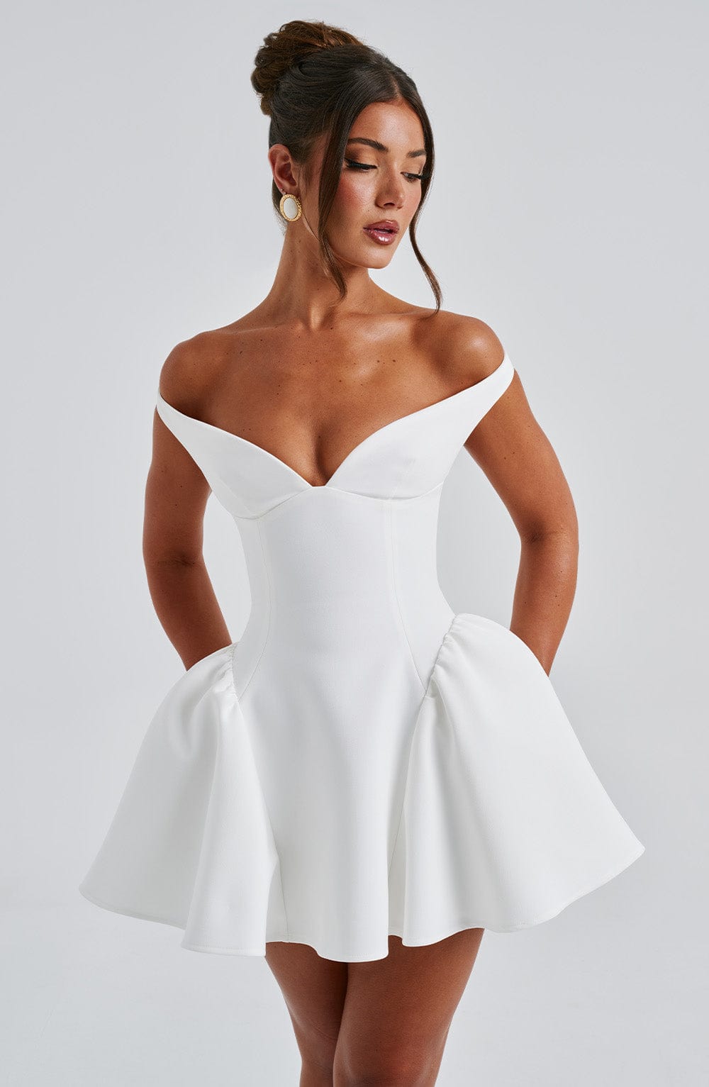 Vestido blanco sin tirantes con escote corazón y falda con vuelo tipo campana