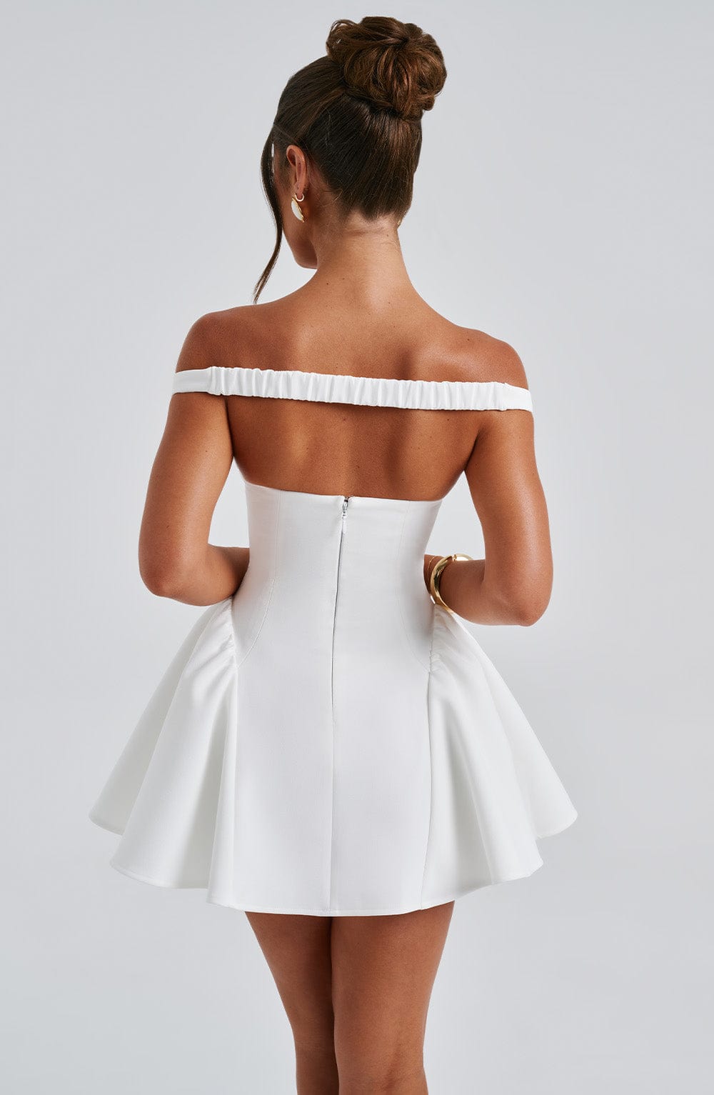 Vestido blanco con espalda descubierta, cinturilla fruncida y falda con vuelo