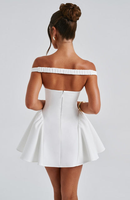 Vestido blanco con espalda descubierta, cinturilla fruncida y falda con vuelo