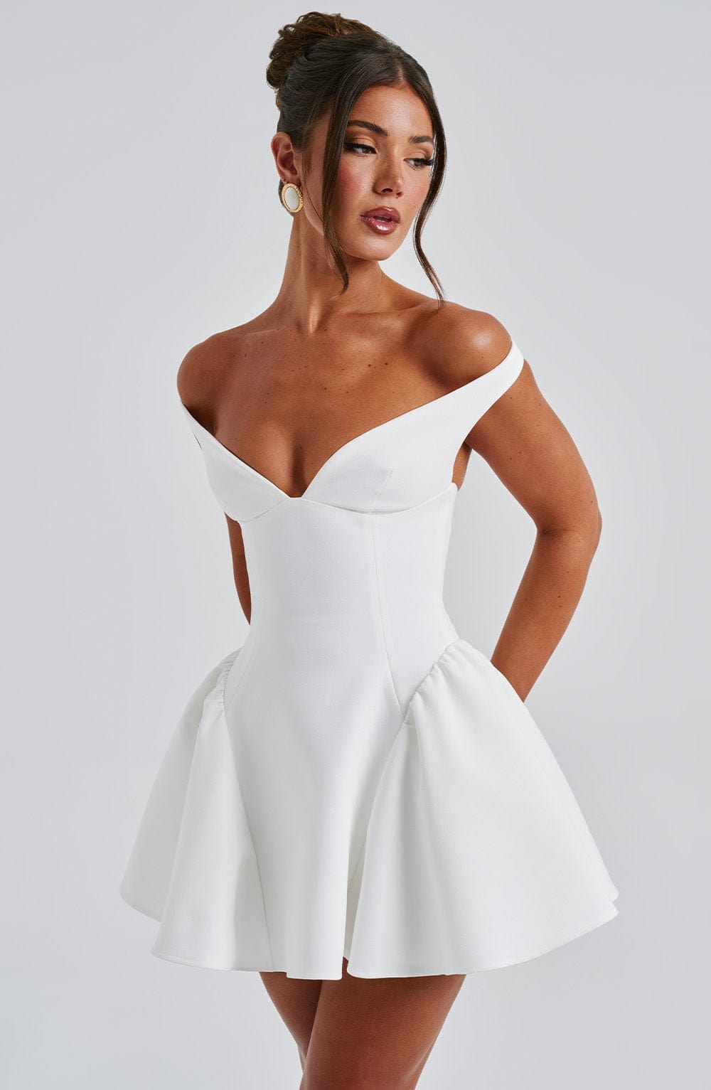 Vestido blanco con escote corazón y falda corta evasé con caída amplia