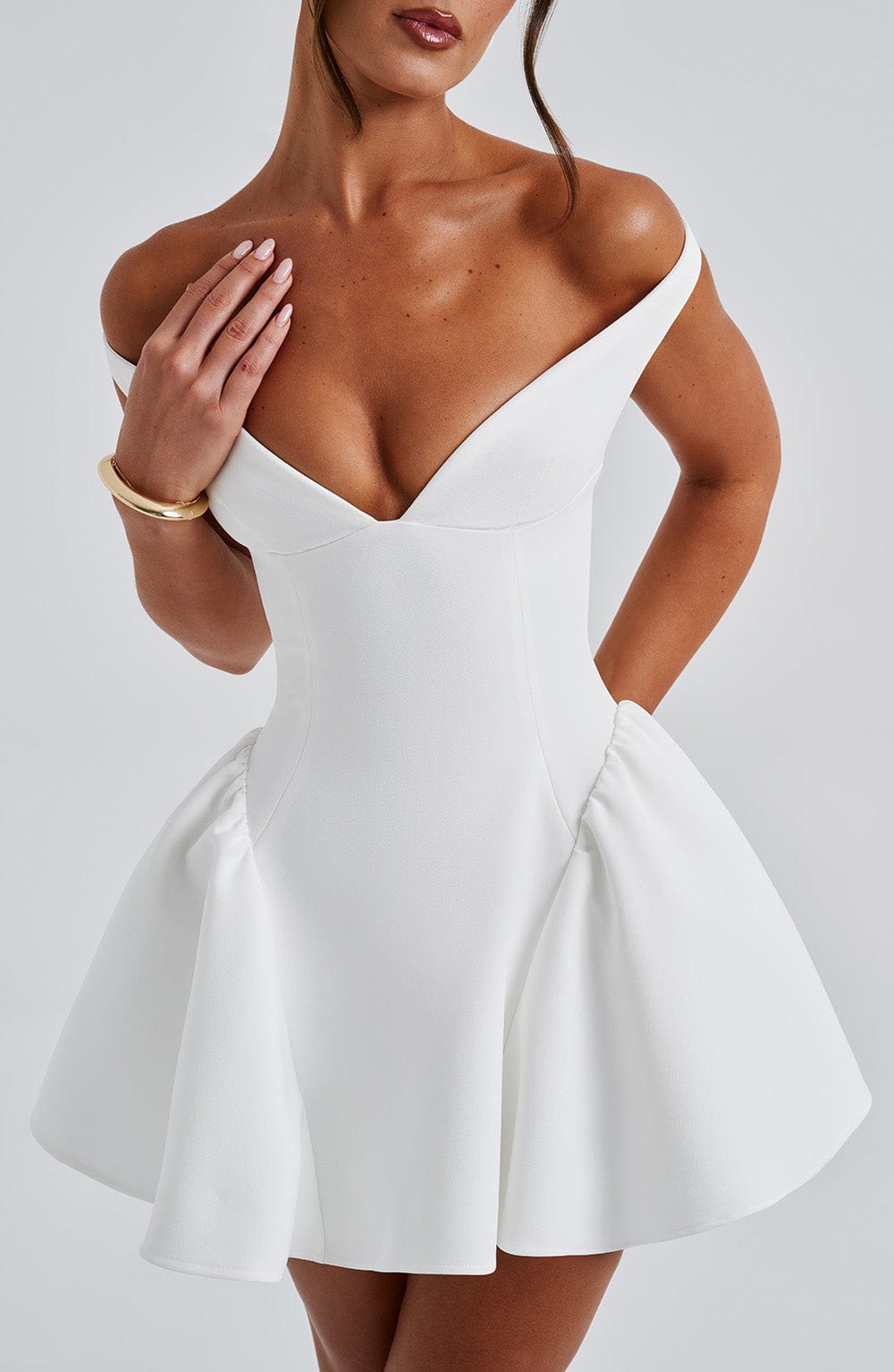 Vestido blanco con corsé entallado, escote corazón y falda acampanada de vuelo