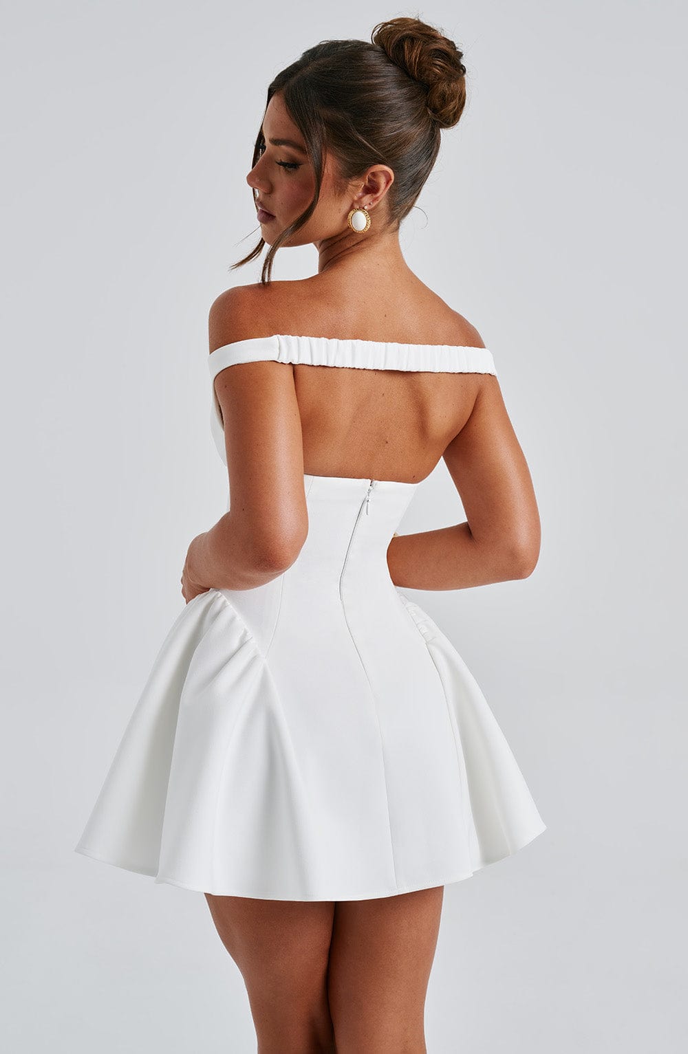Vestido blanco de espalda descubierta con hombros elásticos y falda acampanada