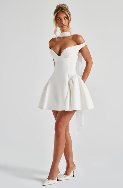 Vestido MARLA blanco con hombros descubiertos, falda acampanada y tiras traseras