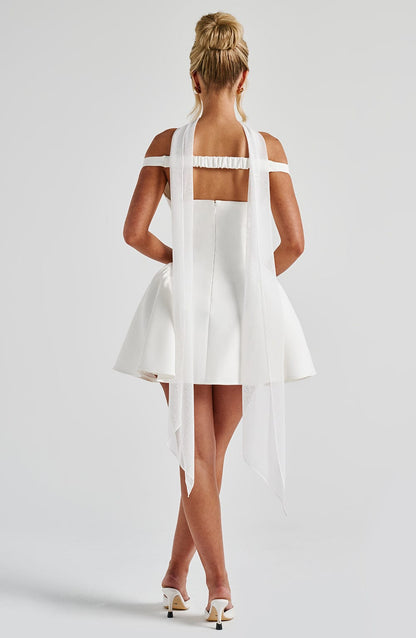 Vestido MARLA blanco por detrás: espalda tipo corsé, falda acampanada y lazos
