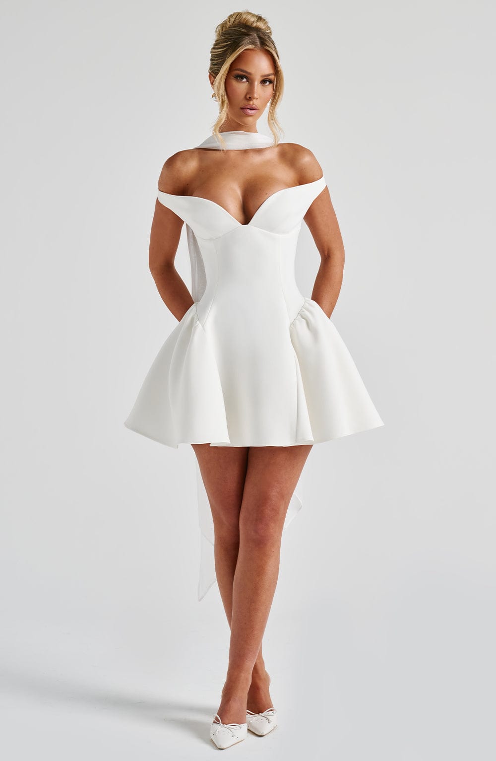 Vestido blanco sin tirantes, escote corazón y falda corta acampanada con volumen