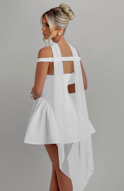 Vestido MARLA blanco espalda descubierta con tiras y falda acampanada; caída de tela