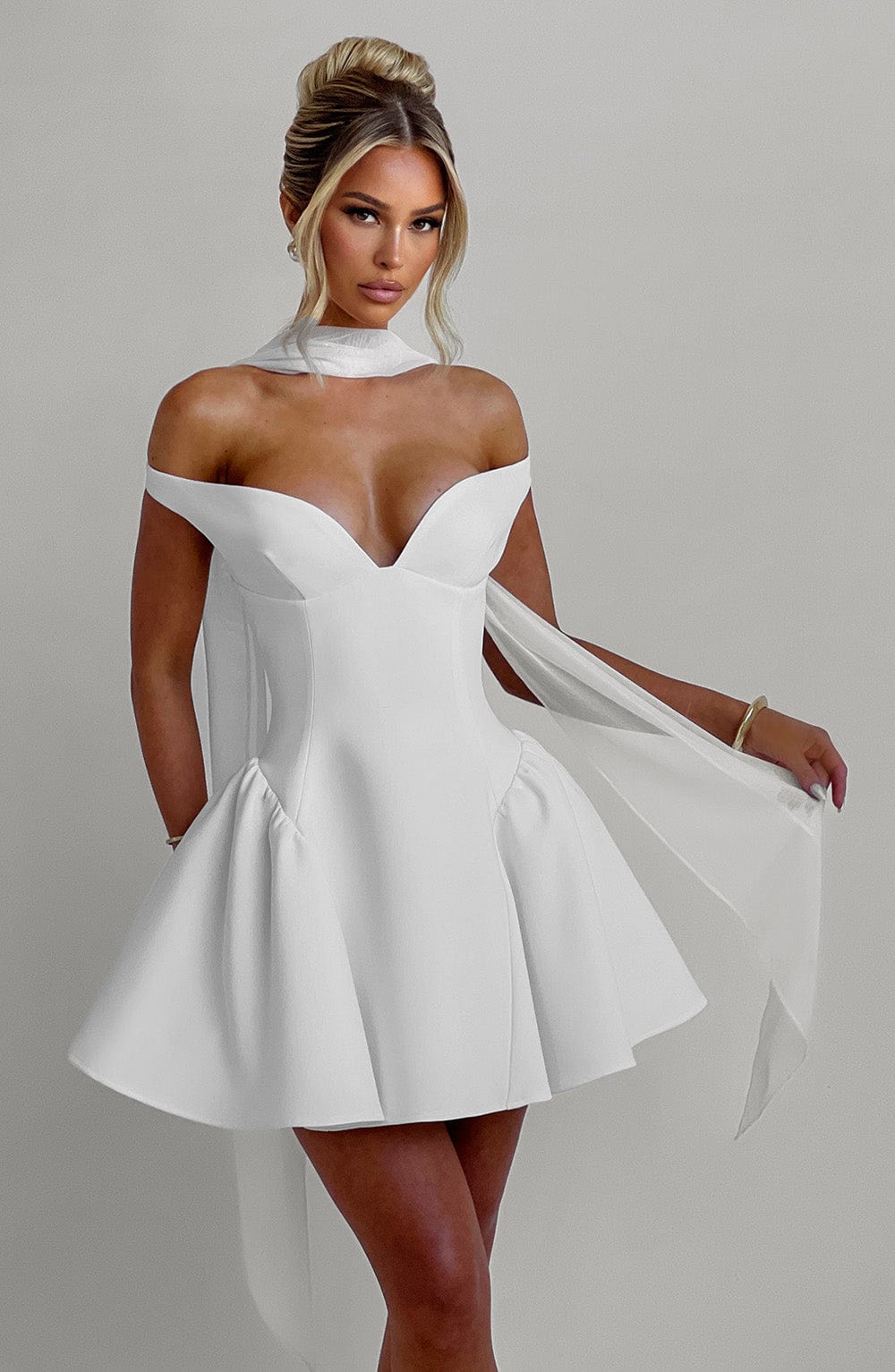 Vestido MARLA blanco con escote corazón y falda acampanada; franja de tul lateral