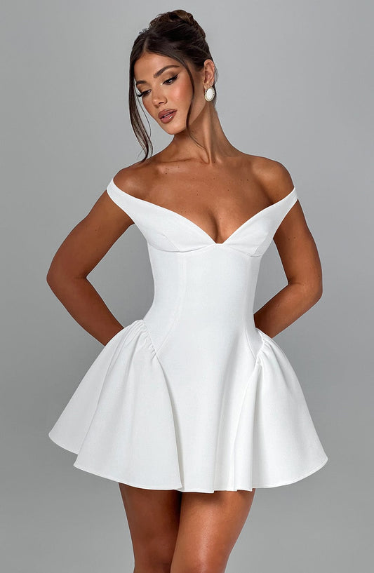 Vestido blanco sin tirantes con escote corazón y falda acampanada con vuelo