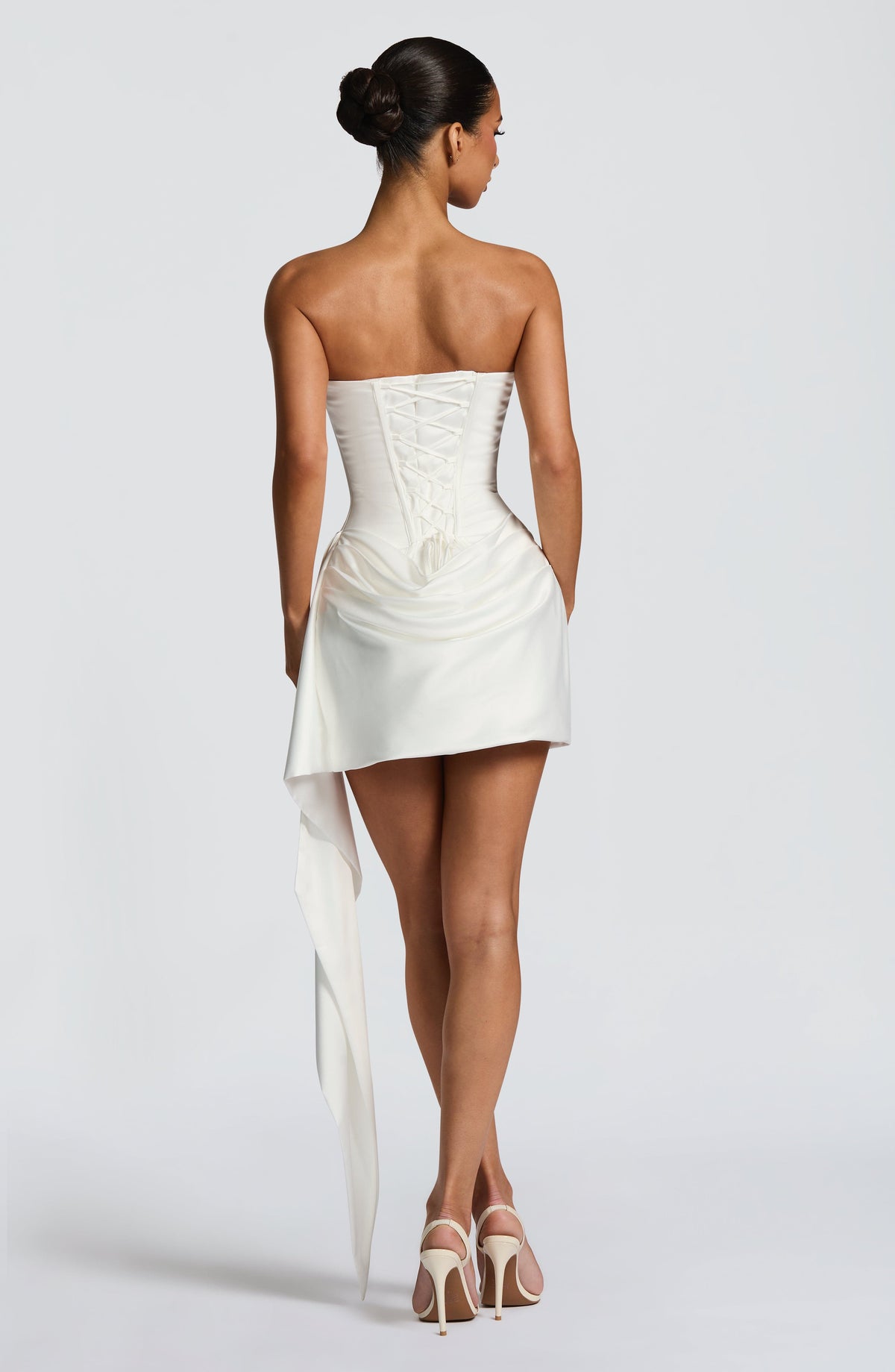 Vestido NOA blanco sin mangas con espalda descubierta y drapeado fruncido, cola trasera