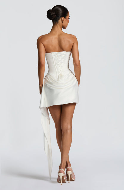 Vestido NOA blanco sin mangas con espalda descubierta y drapeado fruncido, cola trasera