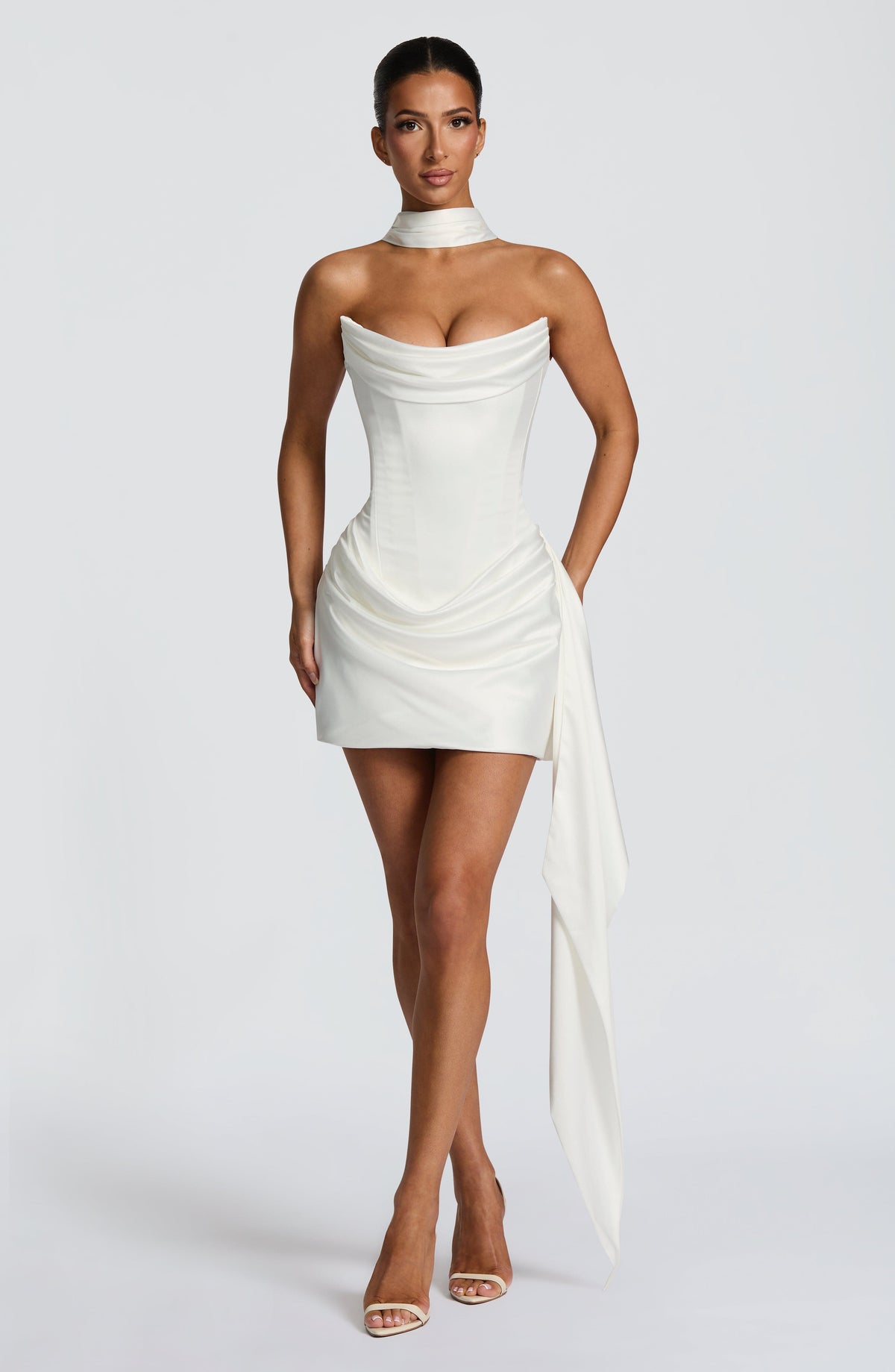 Vestido NOA blanco sin mangas, drapeado en cintura y falda corta con cola lateral