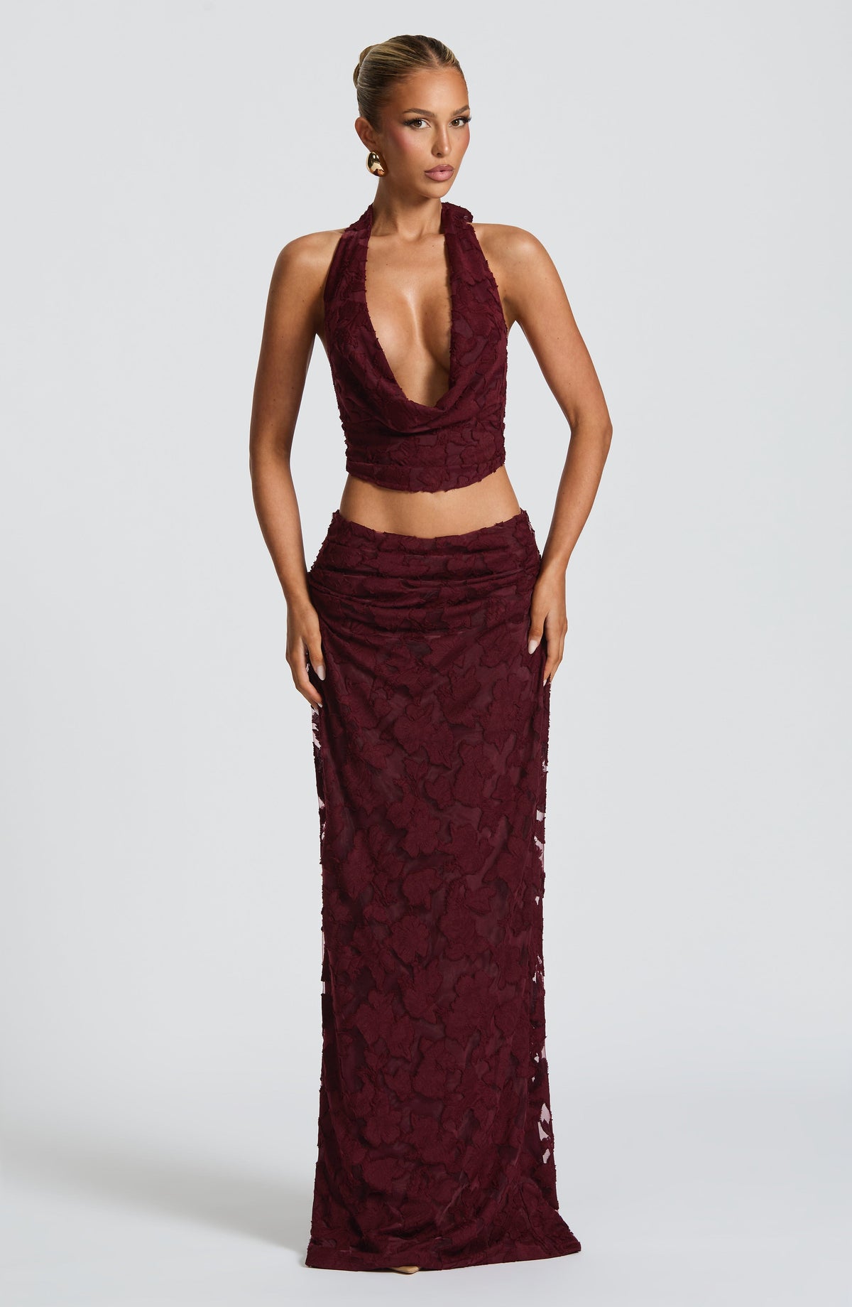 Conjunto rojo cereza: top halter cruzado y falda larga entallada con estampado