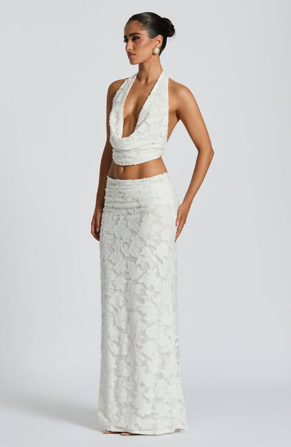 Conjunto marfil: top halter y falda larga, vista lateral con detalle en el escote