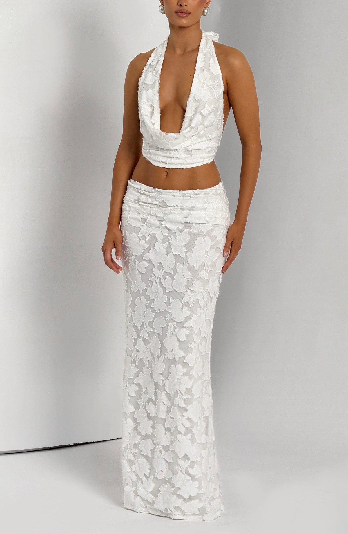 Conjunto marfil: top halter cruzado con tiras y falda larga, vista de frente