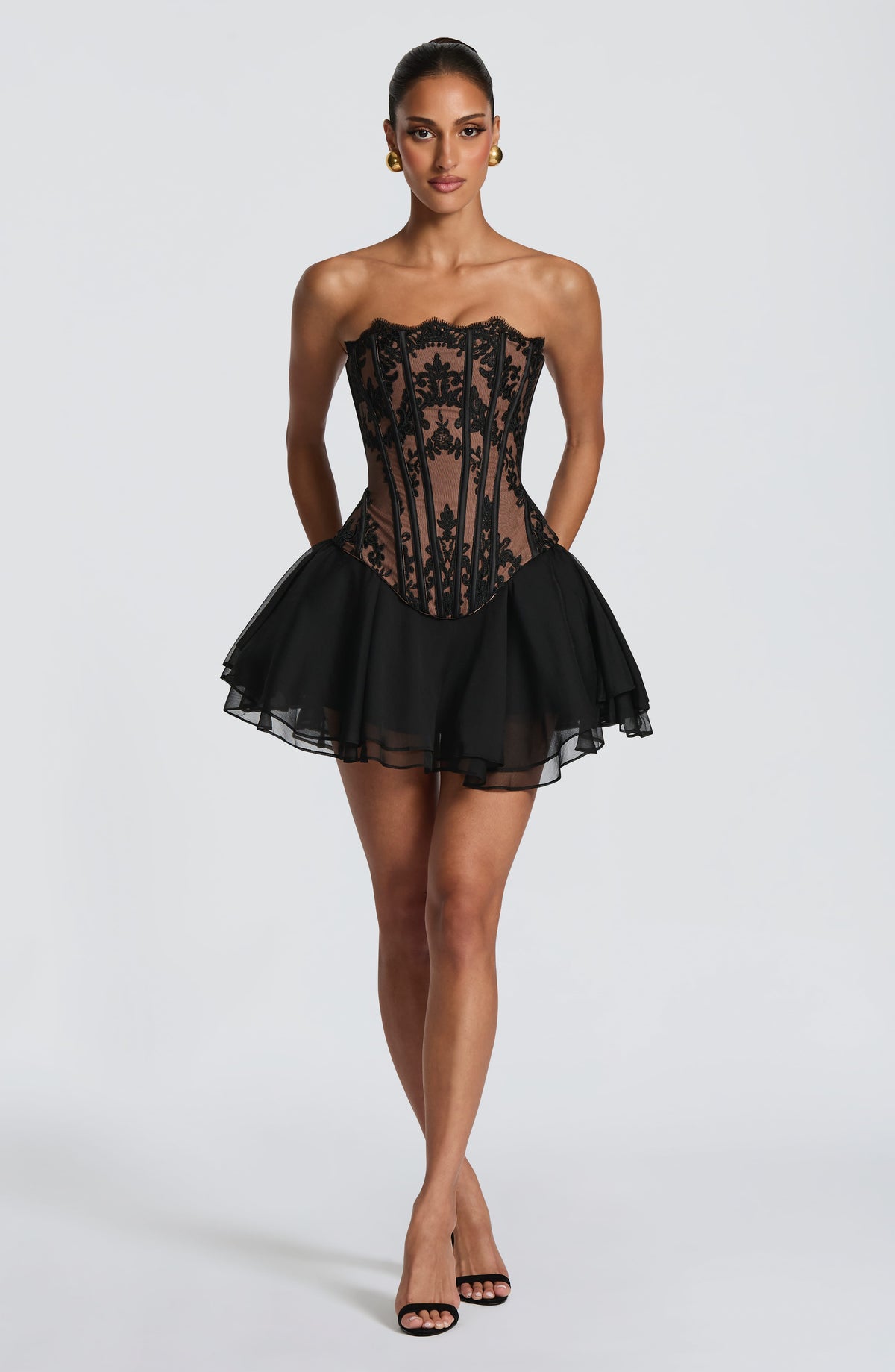 Corsé negro strapless con encaje floral y falda de tul corto