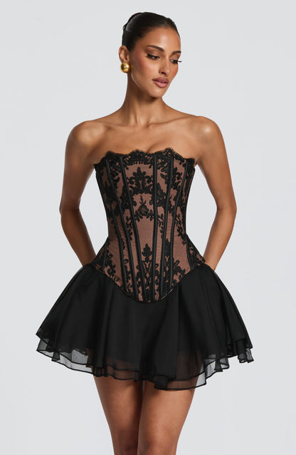Corsé negro con encaje floral y falda de tul con volantes en el bajo