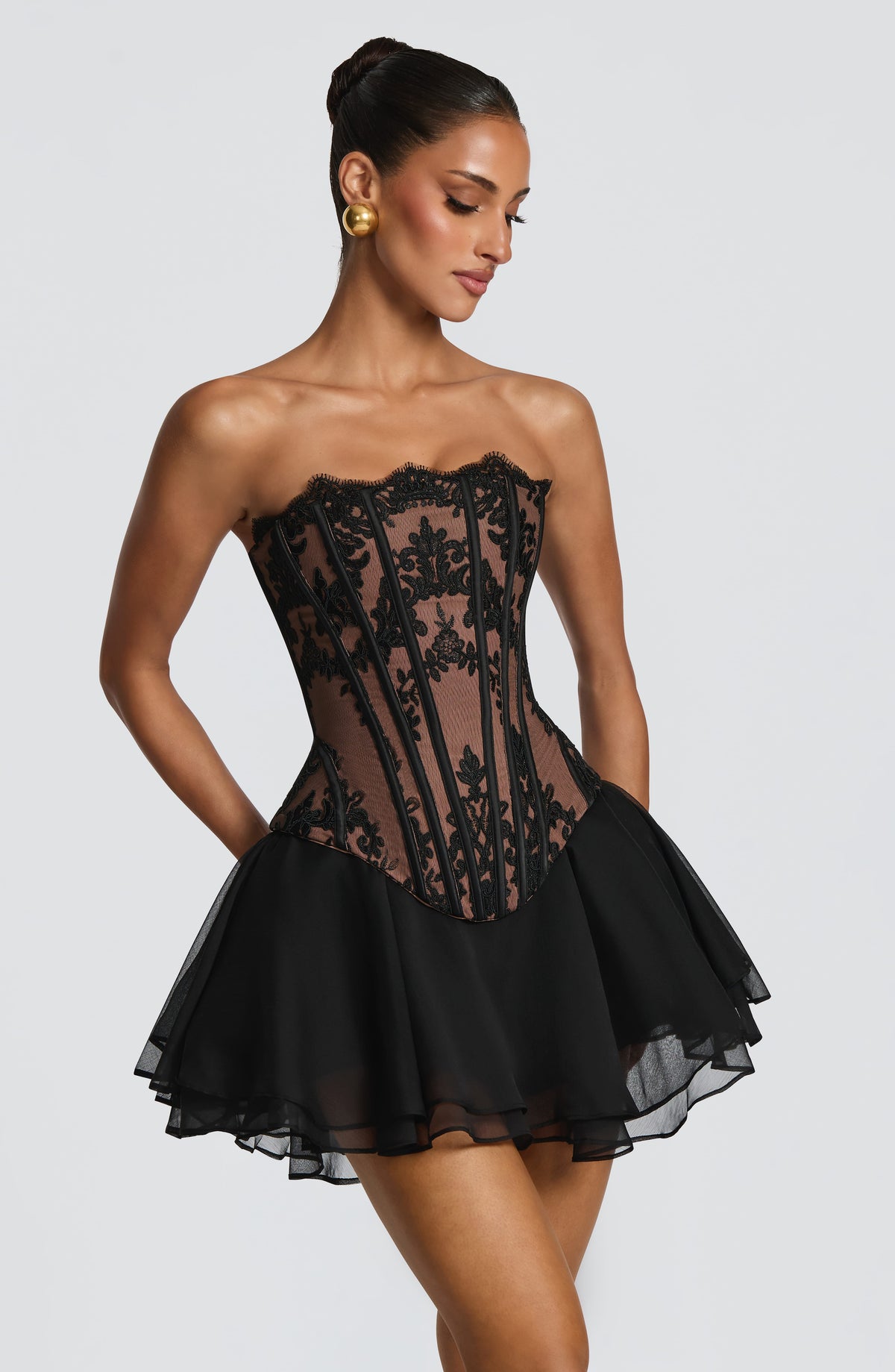 Corsé negro strapless con encaje y falda corta de tul con vuelo