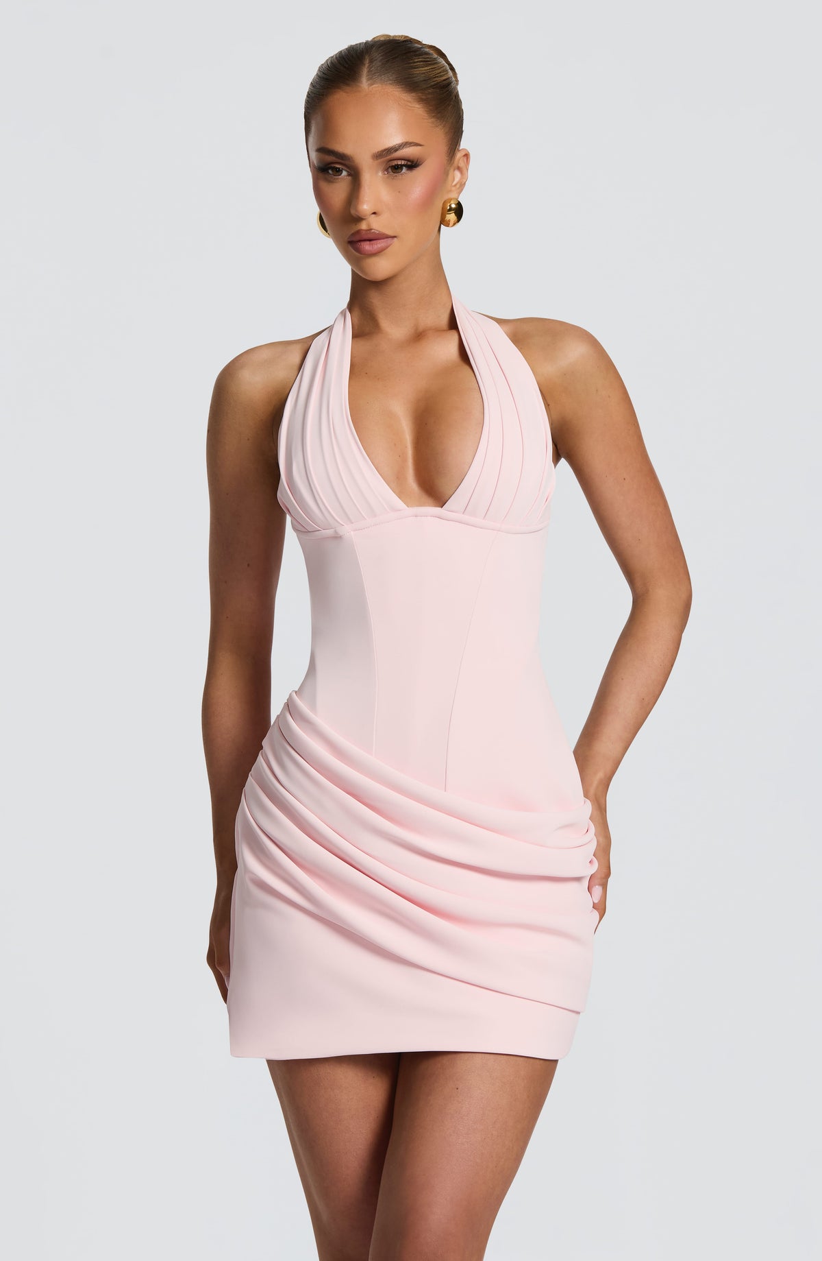 Vestido mini rosa con escote halter profundo y drapeado fruncido en la falda