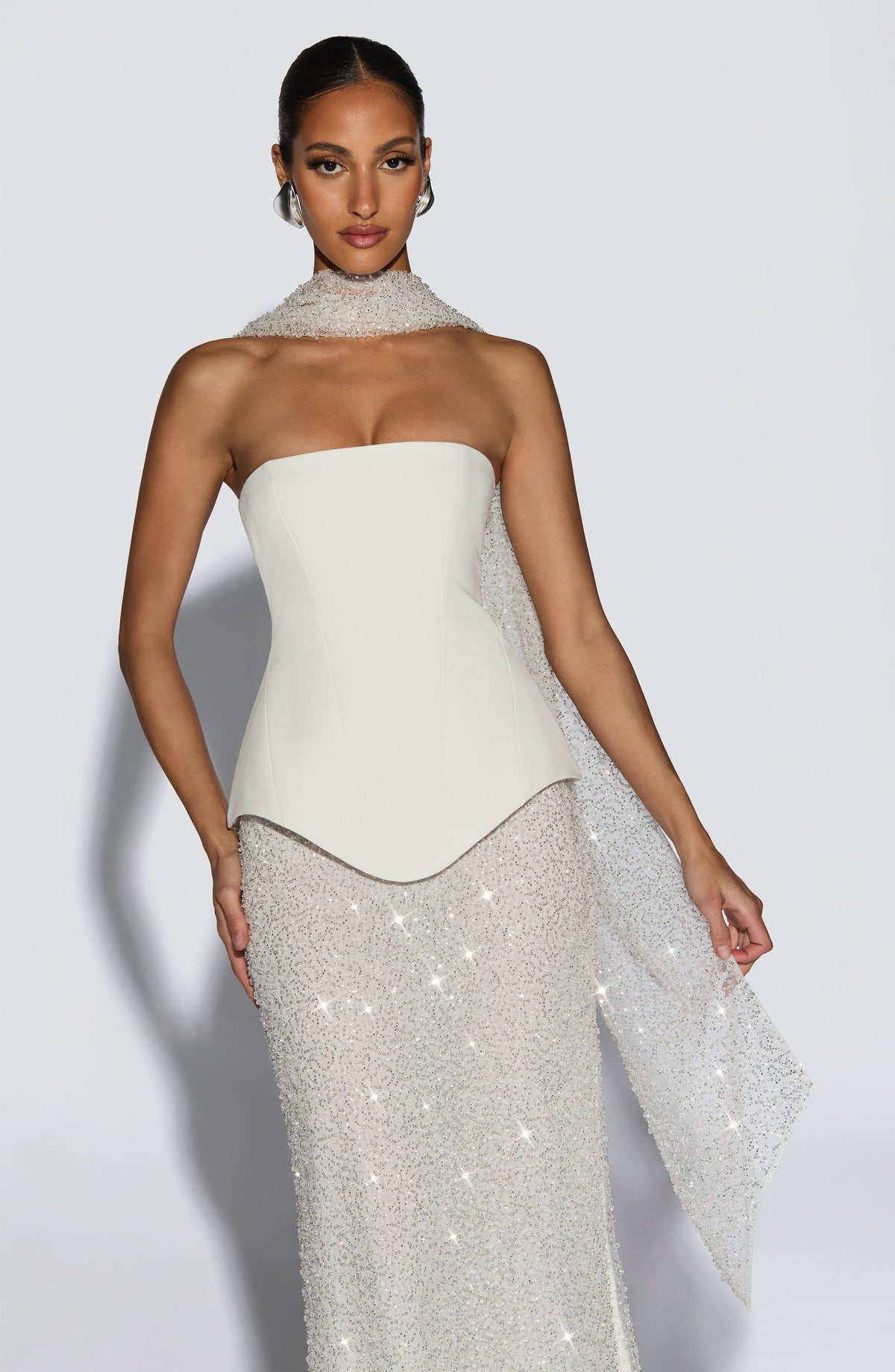 Corsé marfil bandeau con peplum y falda larga de lentejuelas